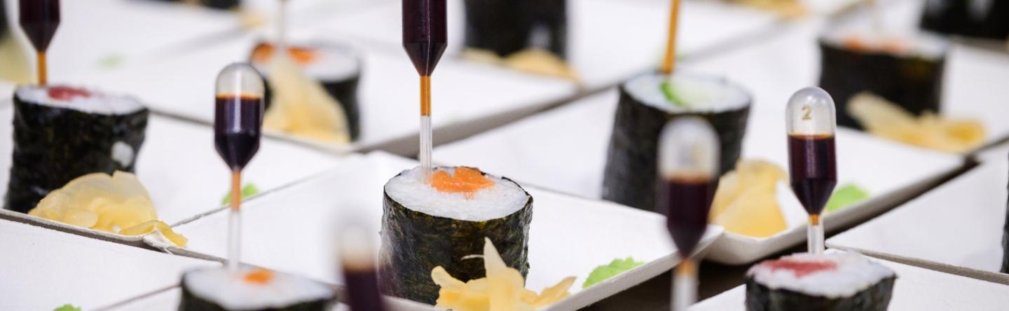 sushi met pipet met sojasaus