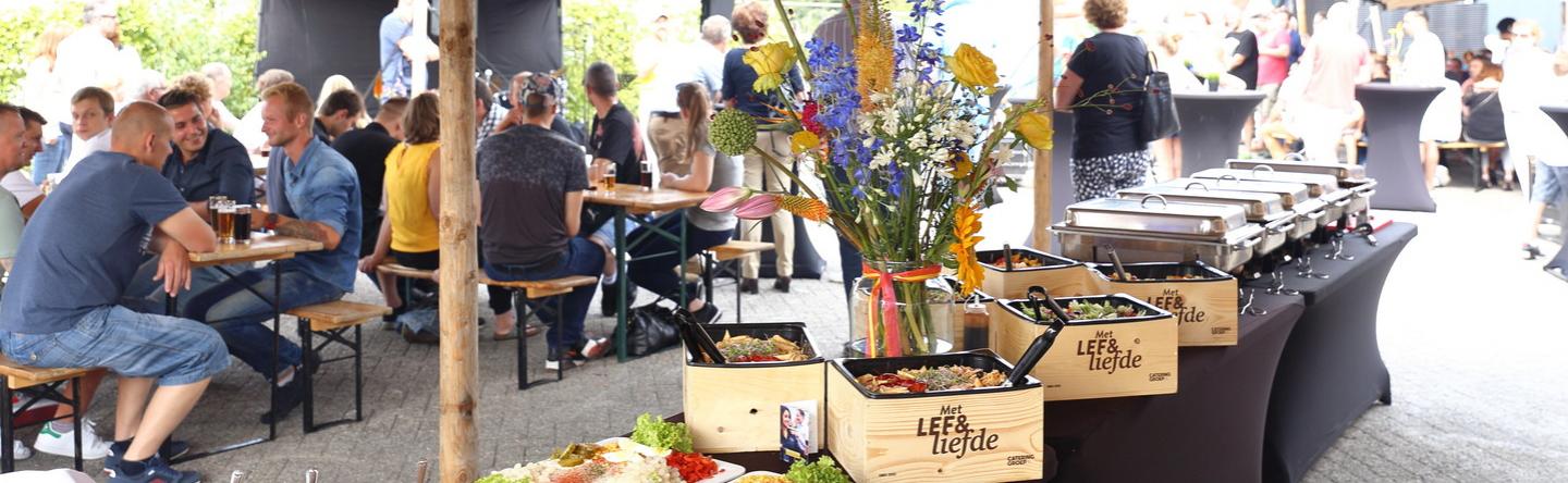 buffet met eten en bloemen