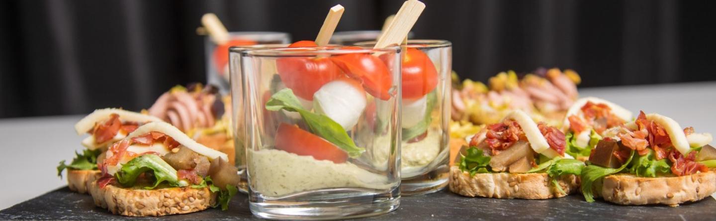 bruschetta en caprese spiesjes