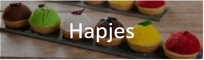 Macarons op plankjes in een hapjes arrangement.